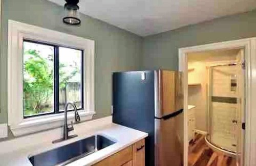 Franklin to the Fort House | Little White Cottage : Fenced Yard : 2 BD