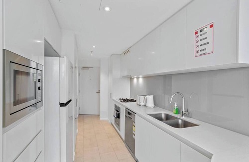 Kangaroo Point Apartment | 4305 Fantastic 3B2B Skytower Apt w/Gym | BBQ | Pool
