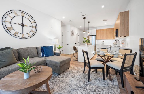 Central-Maverick Square - Paris Street Apartment | Luxury 2BR Next to the Airport 1598