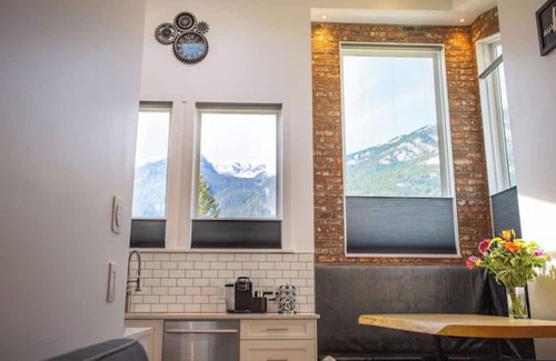 Squamish House | Serenity Haven: Captivating Sea To Sky Retreat