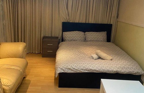 Weavers Apartment | Charming 4-bedroom Apartment in East London - Perfect City Getaway