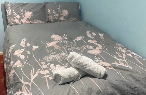 Weavers Apartment | Charming 4-bedroom Apartment in East London - Perfect City Getaway