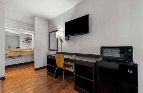 Hamilton House | Pet-Friendly Room: Enjoy Your Stay with Outdoor Pool and Free Parking