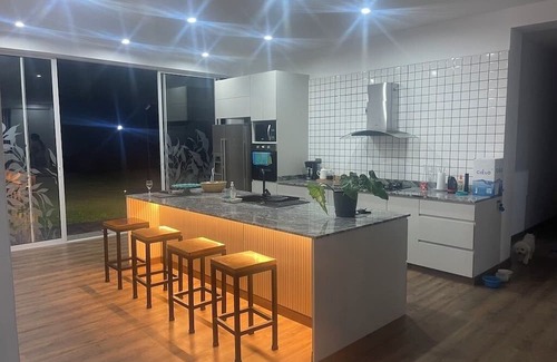 El Carmen House | Hermosa Villa en Condominio cerrado con vigilancia permanente y piscina privada.