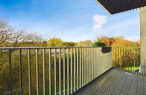 Ashford Apartment | Modern 2 Bedroom Apartment with parking - Ashford
