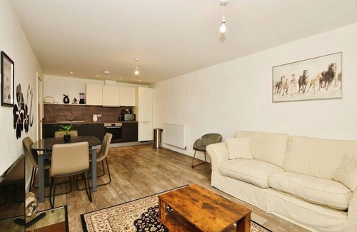 Ashford Apartment | Modern 2 Bedroom Apartment with parking - Ashford