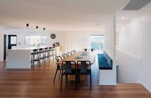 Montville House | Luxury Group Retreat Pool, Sauna Hair/Makeup Room!