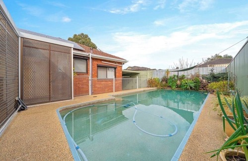 Roselands House | Family home with the pool