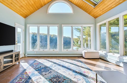 Higganum House | Luxe Lake House in Connecticut