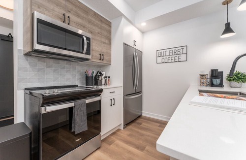 Canmore Apartment | Golden Peaks - Roof Top Hot Tubs - Parking