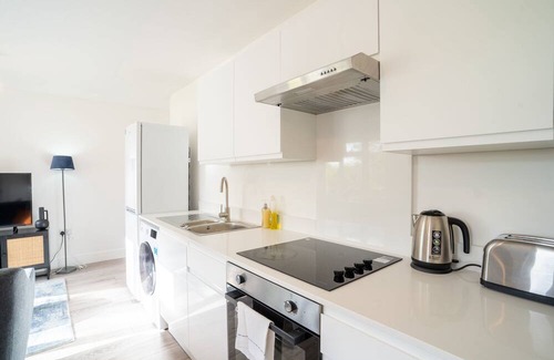 Milton Keynes Apartment | Modern Apt with Free Parking & Park Views in MK 31