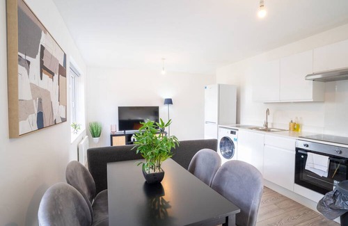 Milton Keynes Apartment | Modern Apt with Free Parking & Park Views in MK 31