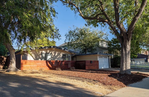 Rancho Rinconada House | Tech Retreat: Bike-Friendly to Apple offices, Walk to Main Street Eats!