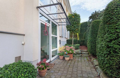 Bad Soden am Taunus Apartment | Apartment 'Taunus-Zimmer Skyline-Blick' with Wi-Fi