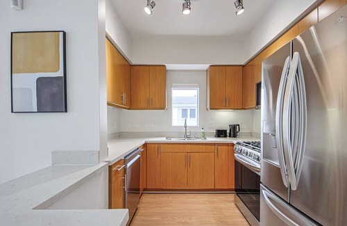 Del Rey Apartment | Beautiful 2BD 2bath Apt Just a Short Stroll from Iconic Santa Monica Beach