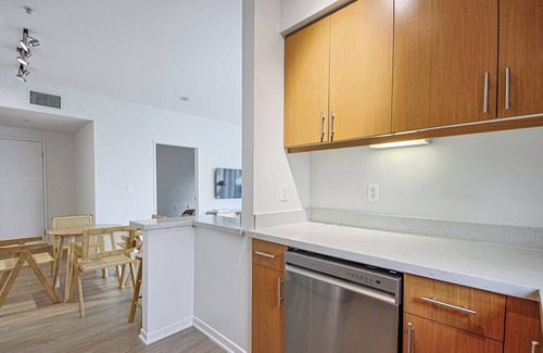 Del Rey Apartment | Beautiful 2BD 2bath Apt Just a Short Stroll from Iconic Santa Monica Beach