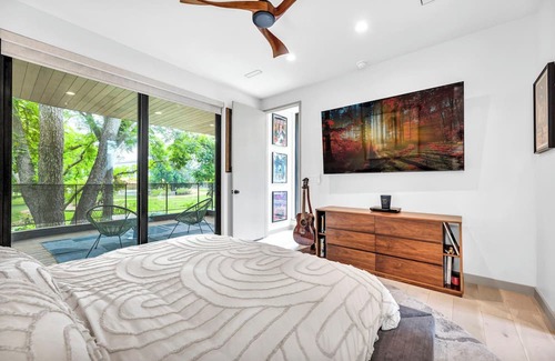 Govalle Apartment | Modern Art House - Private Parking, Yard, & Grill