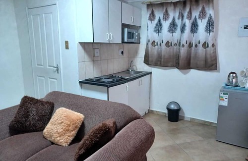 Greater Johannesburg Metropolitan Area House | Ogans Glen Stylish 1 BedRoom Apartment Self-Catering