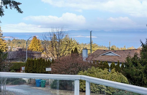 Regional District of Nanaimo House | Ocean View! Mountain View! Entire Villa for groups