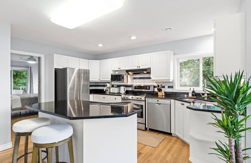 Regional District of Nanaimo House | Ocean View! Mountain View! Entire Villa for groups