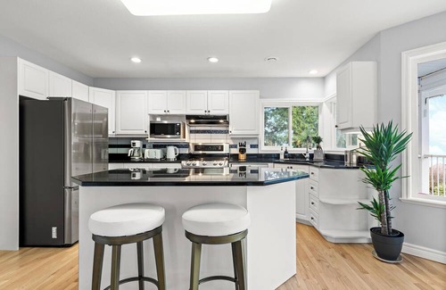 Regional District of Nanaimo House | Ocean View! Mountain View! Entire Villa for groups