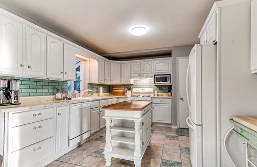 Ames House | NEW LISTING! Family-Friendly Retreat: Cozy & Spacious Haven by RedAwning