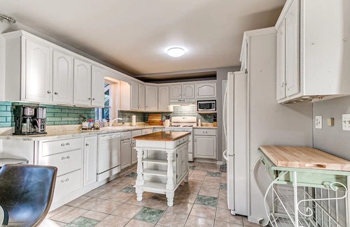 Ames House | NEW LISTING! Family-Friendly Retreat: Cozy & Spacious Haven by RedAwning