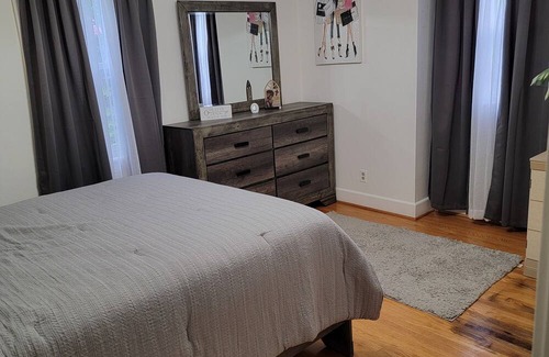 Portsmouth House | Charming 2-bedroom house in Portsmouth with Wi-Fi, AC, Pool, and pool table.