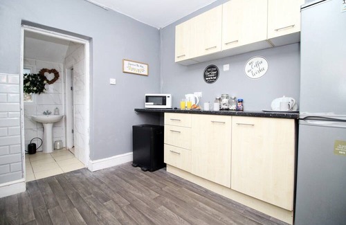 Roath House | Modern Retreat: Spacious 5-BR Haven in Roath