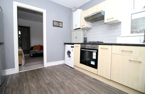 Roath House | Modern Retreat: Spacious 5-BR Haven in Roath
