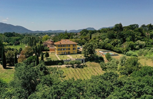 Monte San Quirico Villa | Villa Pacini - just 1,8 km outside Lucca Wall - Pool