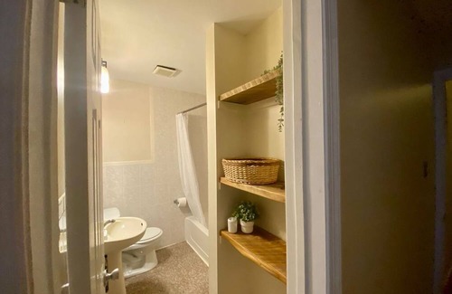 Newbold Apartment | Cozy Private En-Suite in South Philly with AC and wifi