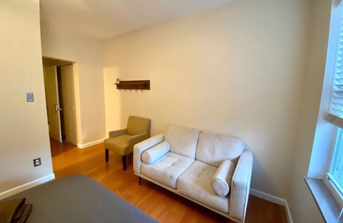 Newbold Apartment | Cozy Private En-Suite in South Philly with AC and wifi