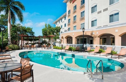 Biggar House | Comfortable Getaway Ideal for Couples seeking Tropical Beach Weekends - Parking