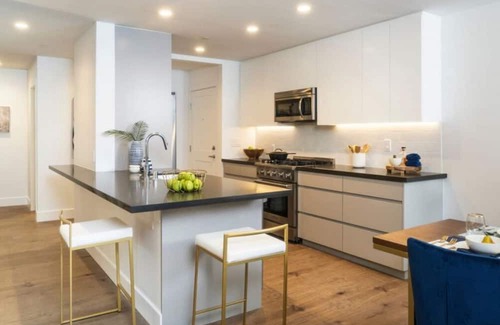 University Heights Condo | Sharon Green: Modern 2BR Condo