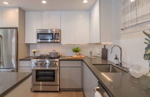 University Heights Condo | Sharon Green: Modern 2BR Condo