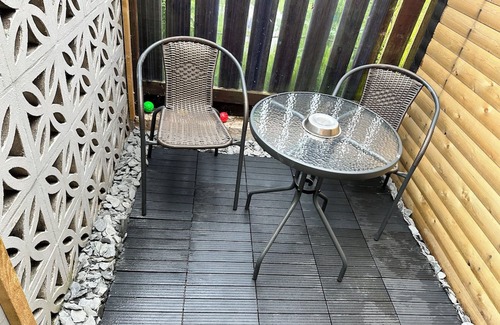 Century Wharf Cabin | llyffant, small & stylish Double en-suite kitchenette. 16 minutes walk WMC