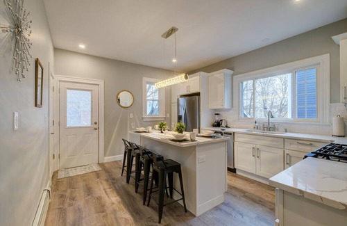 Roxbury Apartment | Spacious 2bd/1ba | Free Parking | 3D TOUR 8327