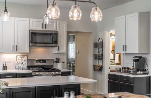 Windsor House | ColoRADo Retreat: King Beds, Great Yard & Fire Pit