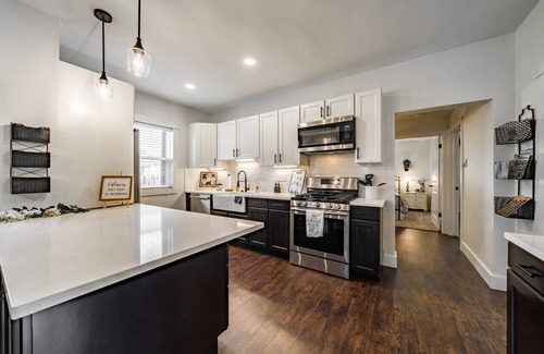 Windsor House | ColoRADo Retreat: King Beds, Great Yard & Fire Pit