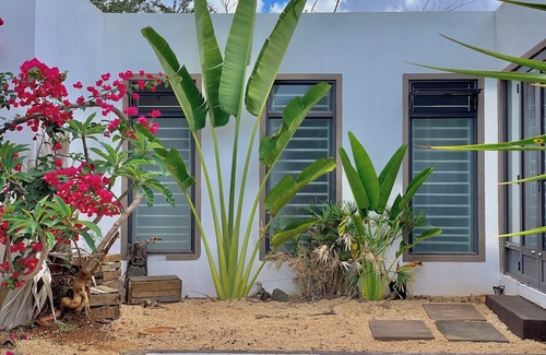 Albion House | Cozy 2-bedroom house 2-min drive from the beach