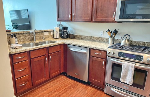Riverside House | Walk to ASU/Tempe Town Lake/Mill Ave! Huge cozy townhouse w/pool in ❤️ of Tempe!