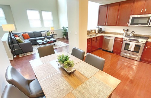 Riverside House | Walk to ASU/Tempe Town Lake/Mill Ave! Huge cozy townhouse w/pool in ❤️ of Tempe!