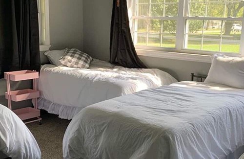 Pryor House | Expansive 3700+ sq ft retreat w/ sauna! Minutes to antique shops.