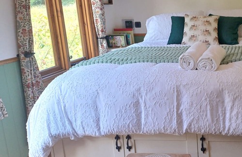 Fangfoss Cabin | Luxury Retreat with Hot Tub near York -Adults Only