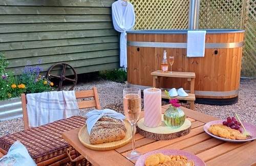 Fangfoss Cabin | Luxury Retreat with Hot Tub near York -Adults Only