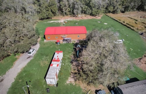 Spring Hill House | 🐓Your cozy RV PARK retreat! Nature, play & chickens - who could ask for more?!