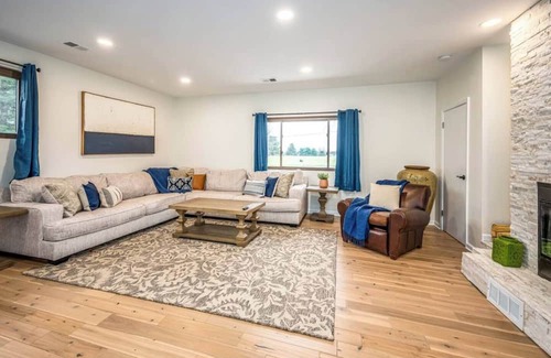 Roselawn Finance House | Friends & Family LG Lux Home, Indian Hill, 6 Bdrm