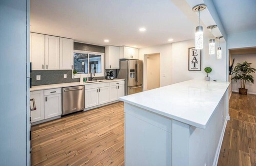Roselawn Finance House | Friends & Family LG Lux Home, Indian Hill, 6 Bdrm