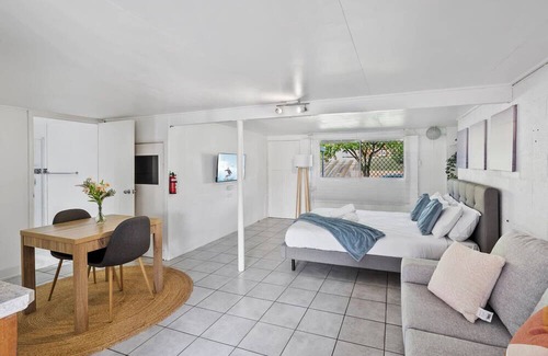 Mount Gravatt East Apartment | Studio Unit and Private Backyard